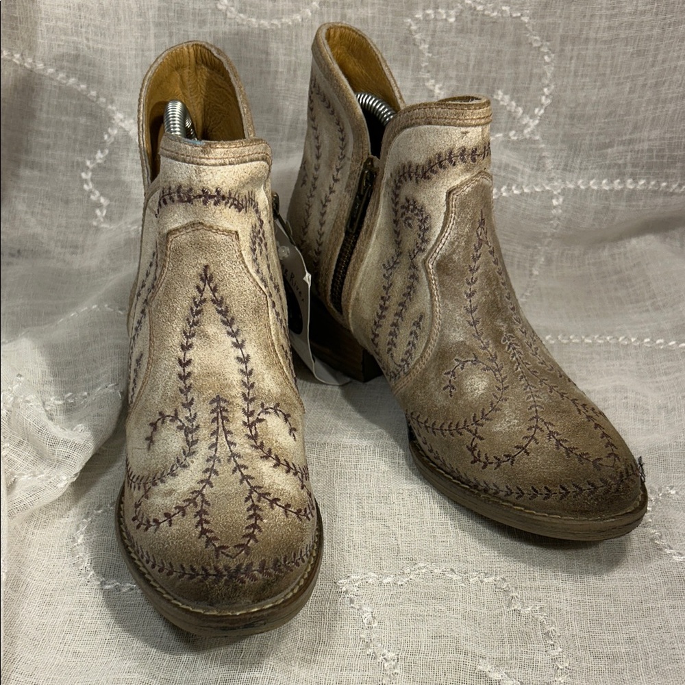 NWT Sterling River leather embroidered ankle boots booties